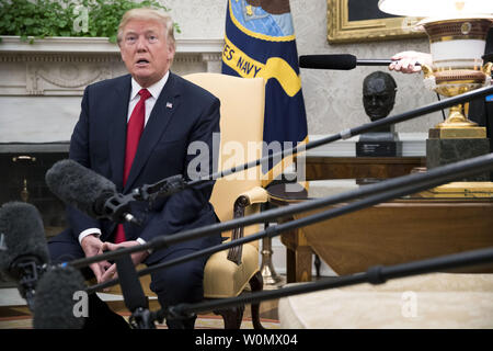 Us-Präsident Donald Trump (R) begrüßt Ministerpräsident Lee Hsien Loong (L) von Singapur das Oval Office, bevor eine Reihe von Treffen zwischen den beiden im Weißen Haus in Washington, DC, USA, 23. Oktober 2017. Die Konferenz weniger als zwei Wochen bevor Präsident Trumpf macht einen längeren Ausflug in die Region Asien-Pazifik. Foto von Shawn Thew/UPI Stockfoto