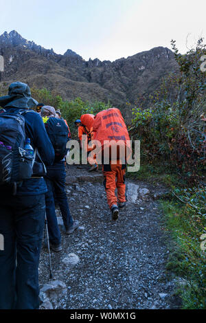 Träger mit ihren großen schweren Rucksäcken auf dem Inka Trail, Tag 2, Huayllabamba, über Ara de Huarmihuanusca, Toten womans, Pacay Mayo Alto, Pro Stockfoto