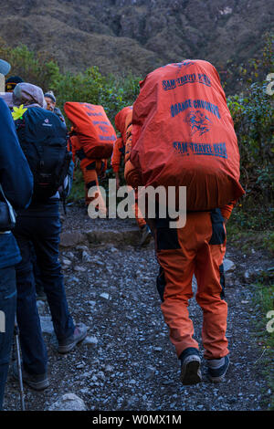 Träger mit ihren großen schweren Rucksäcken auf dem Inka Trail, Tag 2, Huayllabamba, über Ara de Huarmihuanusca, Toten womans, Pacay Mayo Alto, Pro Stockfoto