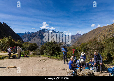 Pause auf dem Inka Trail, Tag 2, Huayllabamba, über Ara de Huarmihuanusca, Toten womans, Pacay Mayo Alto, Peru, Südamerika, Stockfoto