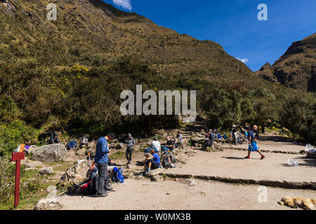 Pause auf dem Inka Trail, Tag 2, Huayllabamba, über Ara de Huarmihuanusca, Toten womans, Pacay Mayo Alto, Peru, Südamerika, Stockfoto