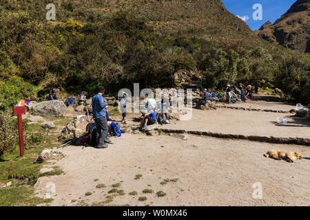 Pause auf dem Inka Trail, Tag 2, Huayllabamba, über Ara de Huarmihuanusca, Toten womans, Pacay Mayo Alto, Peru, Südamerika, Stockfoto