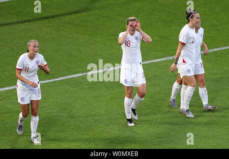 England's Ellen White (Mitte) feiert ihr Seiten zweites Ziel des Spiels mit Teamkollegen, während die FIFA Frauen-WM, Viertelfinale in Stade Oceane, Le Havre, Frankreich. Stockfoto