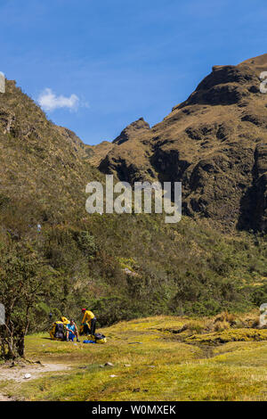 Pause auf dem Inka Trail, Tag 2, Huayllabamba, über Ara de Huarmihuanusca, Toten womans, Pacay Mayo Alto, Peru, Südamerika, Stockfoto