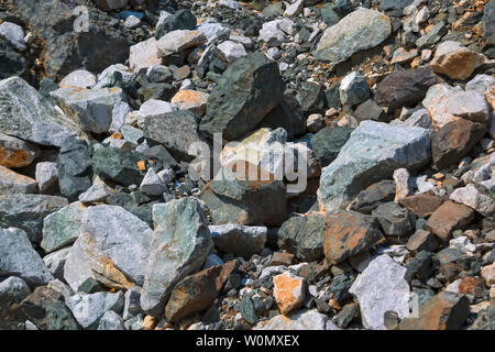 Natürliche Maserung der Steine von Großen und Kleinen größe. Gefahr von Steinschlag. Felsen in Stücke in verschiedenen Größen. Stockfoto