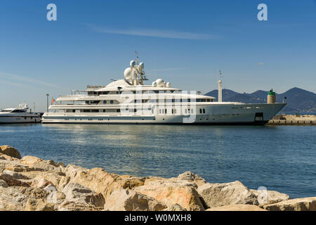 CANNES, Frankreich - April 2019: Die superyacht Montkaj im Hafen Pierre Canto Hafens in Cannes Anker. Stockfoto