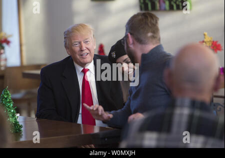 Präsident Donald J. Trumpf Besuche mit Sgt. John Peck, USMC, Rentner und seine Frau Jessica, am Walter Reed National Military Medical Center am 21. Dezember, in Bethesda, Maryland 2017. Foto von Chris Kleponis/UPI Stockfoto