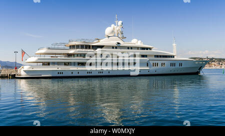 CANNES, Frankreich - April 2019: Die superyacht Montkaj im Hafen Pierre Canto Hafens in Cannes Anker. Stockfoto