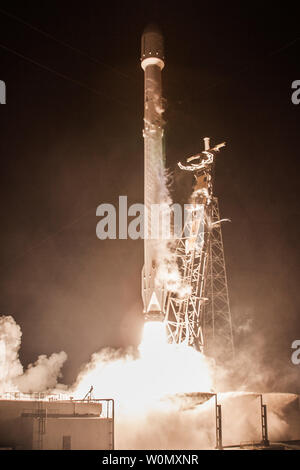 Eine SpaceX Falcon 9 Rakete, die eine geheime US-Regierung Satellitenstarts aus dem Weltraum Komplexe 40 Starten (SLC-40) der Cape Canaveral Air Force Station in Florida, am 7. Januar 2018. Berichte weisen darauf hin, dass die klassifizierten Nutzlast, Code-Namen Zuma, in irgendeiner Weise versagt hat, ist der Verlust. Foto von SpaceX/UPI Stockfoto