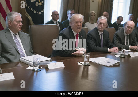 Präsidenten der Vereinigten Staaten Donald J. Trumpf wird das Öffnen von Erläuterungen, wie er einer Kabinettssitzung im Schaltschrank des Weißen Hauses in Washington, DC am Mittwoch, 10. Januar 2018 hält. Im Bild von links nach rechts: US-Außenministerin Rex Tillerson, Präsident Trumpf; US-Verteidigungsminister Jim Mattis; und US-Handelsminister Wilbur Ross. Foto von Ron Sachs/UPI Stockfoto
