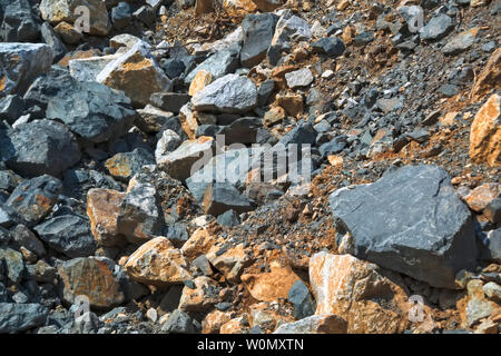 Natürliche Maserung der Steine von Großen und Kleinen größe. Gefahr von Steinschlag. Felsen in Stücke in verschiedenen Größen. Stockfoto