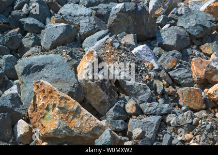 Natürliche Maserung der Steine von Großen und Kleinen größe. Gefahr von Steinschlag. Felsen in Stücke in verschiedenen Größen. Stockfoto