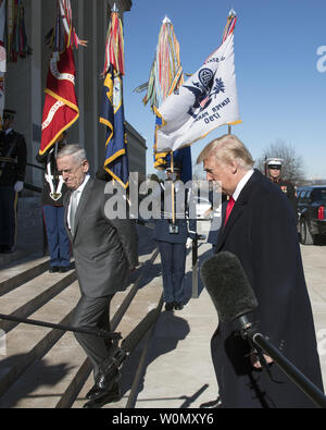 Präsidenten der Vereinigten Staaten Donald J. Trumpf, begleitet von US- Verteidigungsminister Jim Mattis, Links, geht die Treppe hinauf in das Pentagon nach Abgabe einer Erklärung vor in Sitzungen auf das Pentagon in Washington, DC am Donnerstag, 18. Januar 2018. Foto von Ron Sachs/UPI Stockfoto