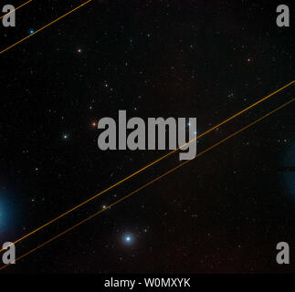 Dieses Bild, am 18. Januar 2018 veröffentlicht wurde, zeigt eine bodengestützte Weitfeld Blick auf die Region rund um den Galaxienhaufen Abell 1758 vom Digitized Sky Survey 2. Der Cluster ist etwa 3,2 Milliarden Lichtjahre von der Erde entfernt und ist Teil einer größeren Struktur mit zwei Clustern sitzen rund 2,4 Millionen Lichtjahre auseinander. Aber ein 1758 N selbst ist weiter aufgeteilt in zwei Abschnitte, bekannt als Osten (A1758 NE) und Westen (A 1758 NW). Scheint es zu Störungen innerhalb der beiden diese sub-Abschnitte - starke Anzeichen dafür, dass Sie sind das Ergebnis von kleineren Clustern Kollision und Verschmelzung. ESA/UPI Stockfoto