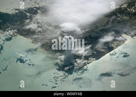 Ein Astronaut auf der Internationalen Raumstation nahm dieses Foto von einer massiven vertikalen Wolkenbildung - meteorologen als Cumulus castellanus - über die Insel Andros, Teil der Bahamas Archipel bekannt. North, Central Andros Andros, und South Andros sind jeweils aus mehreren kleineren Inseln und Riffs, die durch kleinere Flussmündungen verbunden sind. Zusammen, Andros ist die größte Fläche 2.300 Quadratkilometer alle 700 Inseln der Bahamas. Diese ragen säulenartig Wolken sind Teil der Gattung cumulonimbus. Die cloud Name castellanus kommt von der Ähnlichkeit zu den crenelat Stockfoto