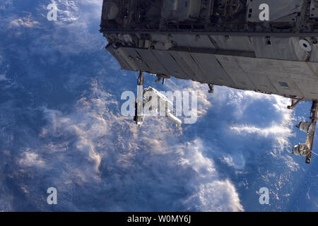 NASA-Astronaut Robert Curbeam arbeitet auf S1 Truss der Internationalen Raumstation während der Mission STS-116 das Space Shuttle Discovery im Dezember 2006. Esa-Astronauten Christer Fuglesang (Frame) war sein Partner in der 6-Stunden-, 36-minütige spacewalk. Während der Mission der Discovery auf der Station, die STS-116 Crew weiter Bau der orbitalen Außenposten im Laufe von vier Außenbordeinsätze. Durch die NASA im Dezember 1994 ausgewählte, Curbeam berichtete dem Johnson Space Center im März 1995. Im Jahr 2007 hat Präsident George W. Bush anerkannten Curbeam und Mitastronaut Joan Higginbotham, Stockfoto