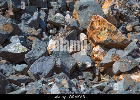 Natürliche Maserung der Steine von Großen und Kleinen größe. Gefahr von Steinschlag. Felsen in Stücke in verschiedenen Größen. Stockfoto