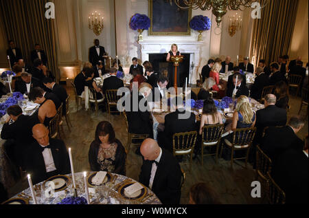 Oklahoma reg. Mary Fallin bietet der Segen am Governors' Ball im Speisesaal des Weißen Hauses in Washington, DC, die am 25. Februar 2018. Foto von Olivier Douliery/UPI Stockfoto