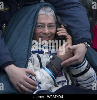 NASA-Astronaut Mark Vande Hei ruht in einem Stuhl kurz nach ihm, NASA-Astronaut Joe Acaba und der russische Kosmonaut Alexander Misurkin in ihrer Sojus MS-06 Raumschiff in der Nähe der Stadt Zhezkazgan, Kasachstan landete, am 28. Februar 2018 (Februar 27 Eastern Time.) Acaba, Vande Hei, und Misurkin Rückkehr nach 168 Tagen im Weltraum, wo sie dienten als Mitglieder der Expedition 53 und 54 Crews der Internationalen Raumstation an Bord sind. NASA Foto von Bill Ingalls/UPI Stockfoto