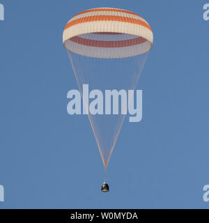 Die Sojus MS-06 Raumschiff wird gesehen, wie es landet mit Expedition 54 Crew Mitglieder Joe Acaba und Mark Vande Hei der NASA und Kosmonauten Alexander Misurkin in der Nähe der Stadt Zhezkazgan, Kasachstan, am 28. Februar 2018 (Februar 27 Eastern Time.) Acaba, Vande Hei, und Misurkin Rückkehr nach 168 Tagen im Weltraum, wo sie dienten als Mitglieder der Expedition 53 und 54 Crews der Internationalen Raumstation an Bord sind. NASA Foto von Bill Ingalls/UPI Stockfoto