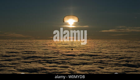 Die Sojus MS-06 Raumschiff wird gesehen, wie es landet mit Expedition 54 Crew Mitglieder Joe Acaba und Mark Vande Hei der NASA und Kosmonauten Alexander Misurkin in der Nähe der Stadt Zhezkazgan, Kasachstan, am 28. Februar 2018 (Februar 27 Eastern Time.) Acaba, Vande Hei, und Misurkin Rückkehr nach 168 Tagen im Weltraum, wo sie dienten als Mitglieder der Expedition 53 und 54 Crews der Internationalen Raumstation an Bord sind. NASA Foto von Bill Ingalls/UPI Stockfoto