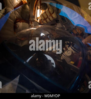 Expedition 54 Crew Mitglieder Joe Acaba und Mark Vande Hei der NASA und Kosmonauten Alexander Misurkin sind innerhalb ihrer Sojus MS-06 Raumfahrzeug gesehen, kurz nachdem sie landete in der Nähe der Stadt Zhezkazgan, Kasachstan, am 28. Februar 2018 (Februar 27 Eastern Time.) Acaba, Vande Hei, und Misurkin Rückkehr nach 168 Tagen im Weltraum, wo sie dienten als Mitglieder der Expedition 53 und 54 Crews der Internationalen Raumstation an Bord sind. NASA Foto von Bill Ingalls/UPI Stockfoto