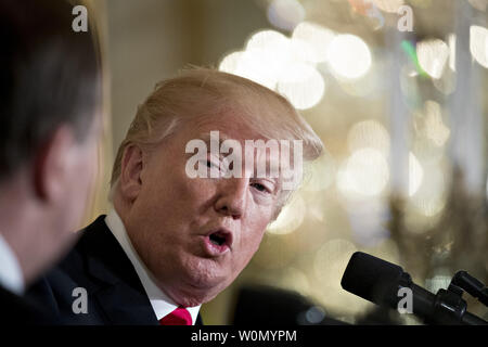 Us-Präsident Donald Trump, Links, spricht während der gemeinsamen Pressekonferenz mit Schwedens Ministerpräsident Stefan Lofven im East Room des Weißen Hauses in Washington, D.C., USA, am Dienstag, 6. März 2018. Trump und Lofven Suchen auf Handel und Investitionen zwischen den beiden Ländern und der gemeinsamen Verteidigung Ziele zu erreichen. Foto von Andreas Harrer/UPI Stockfoto