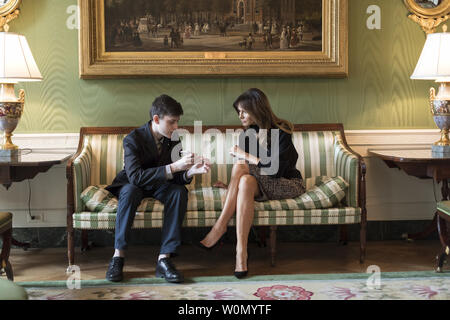 First Lady Melania Trump trifft sich mit Marjory Stoneman Douglas High School student Kyle Kashuv im Weißen Haus in Washington, DC, am 8. März 2018. Weiße Haus Foto von Andrea Hanks/UPI Stockfoto