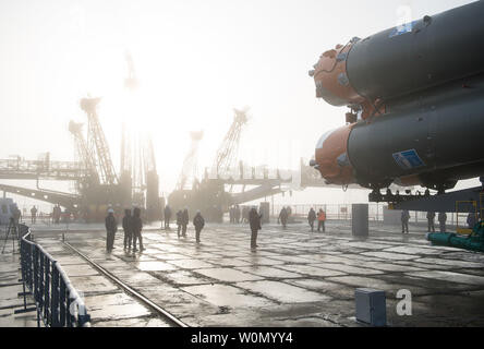 Die Arbeitnehmer sind auf der Startrampe gesehen wie die Sojus Rakete nach dem Zug gerollt werden, ankommt, am 19. März 2018, auf dem Kosmodrom Baikonur in Kasachstan. Expedition 55 Crewmitglieder Ricky Arnold und Drew Feustel der NASA und Oleg Artemyev von roskosmos sollen auf 1 zu starten: 44:00 Uhr Eastern Time (11:44 Uhr Baikonur Zeit) am 21. März und wird die nächsten fünf Monate Leben und Arbeiten an Bord der Internationalen Raumstation. NASA Foto von Joel Kowsky/UPI Stockfoto