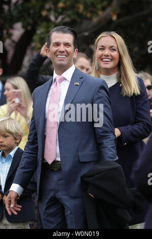 Donald Trump Jr (L) und seine Frau Vanessa Trump besuchen die 140. jährliche Easter Egg Roll mit ihren fünf Kindern auf dem Südrasen des Weißen Hauses am 2. April 2018 in Washington, DC. Das Weiße Haus unterhalten 30.000 Kinder und Erwachsene in die jährliche Tradition des rollenden gefärbten Eiern auf dem Rasen des Weißen Hauses, dass von Präsident Rutherford B. Hayes im Jahre 1878 gestartet wurde. Foto von Chip Somodevilla/UPI Stockfoto