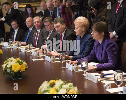 Litauens Präsidentin Dalia Grybauskaite (2. rechts) beteiligt sich an einem Treffen mit Präsident Kersti Kaljulaid von Estland, Präsident Raimonds VEJONIS Lettlands und Präsidenten der Vereinigten Staaten Donald Trump im Weißen Haus in Washington, DC am 3. April 2018. Foto von Chris Kleponis/UPI Stockfoto