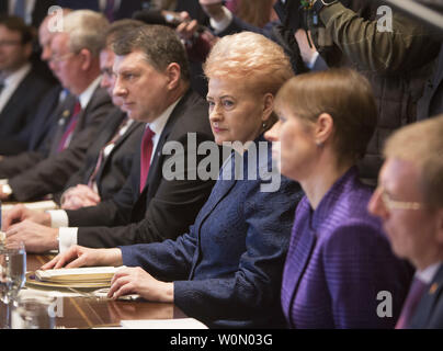 Litauens Präsidentin Dalia Grybauskaite (2. rechts) beteiligt sich an einem Treffen mit Präsident Kersti Kaljulaid von Estland, Präsident Raimonds VEJONIS Lettlands und Präsidenten der Vereinigten Staaten Donald Trump im Weißen Haus in Washington, DC am 3. April 2018. Foto von Chris Kleponis/UPI Stockfoto