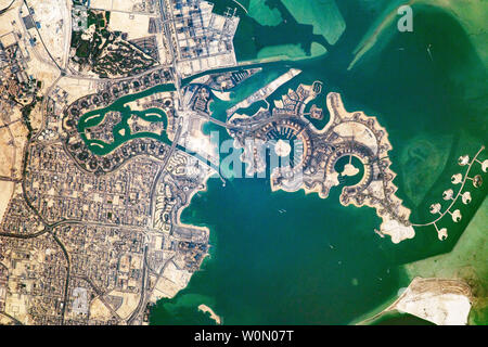 Ein Astronaut fliegt an Bord der Internationalen Raumstation nahm dieses Foto eines Teils der in Doha, der Hauptstadt von Katar, an der nordöstlichen Küste der Arabischen Halbinsel am 23. Oktober 2017. Die Pearl-Qatar, ein Mann - Insel von rund 0,6 Km2, erstreckt sich von dem Festland und gehört zu den ersten Eigenschaften in Katar, die durch nicht besessen werden kann - qataris. Tiefe Kanäle sind rund um die Inseln geschnitten worden, und sie führen, die in den Persischen Golf. Die Pearl-Qatar Infrastruktur wurde eine Perlenkette in Anerkennung der historischen Pearl zu ähneln - Tauchplätze auf w Stockfoto