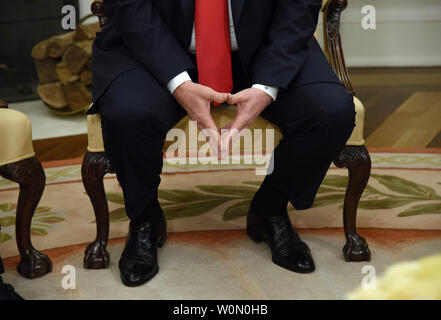 US-Präsident Donald Trump trifft sich mit nigerianischen Präsidenten Muhammadu Buhari im Oval Office des Weißen Hauses am 30. April 2018 in Washington, DC. Foto von Olivier Douliery/UPI Stockfoto