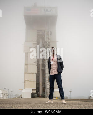 American professional Basketball Spieler Chris Bosh posiert für ein Foto vor der United Launch Alliance (ULA) Atlas-V-Rakete mit der Raumsonde der NASA InSight onboard am 4. Mai 2018, auf der Vandenberg Air Force Base in Kalifornien. Bosh schlossen sich anderen Social Media die Gäste auf einen Blick hinter die Kulissen Tour vor dem geplanten Start. Einsicht, kurz für innere Auseinandersetzung mit seismischen Untersuchungen, Geodäsie und Wärmetransport, ist ein Mars lander, die den "inneren Raum". Die Untersuchung der Mars: seine Kruste, Mantel und Kern. NASA Foto von Bill Ingalls/UPI Stockfoto