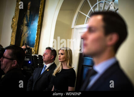 Ivanka Trump, Assistent des US-Präsident Donald Trump, rechts, und Jared Kushner, Senior Berater im Weißen Haus, hören, als US-Präsident Donald Trump über die Geiseln aus Nordkorea freigegeben, in einer Kabinettssitzung im Schaltschrank des Weißen Hauses, spricht am Mittwoch, den 9. Mai 2018 im Weißen Haus in Washington, DC. Foto von Al Drago/UPI Stockfoto