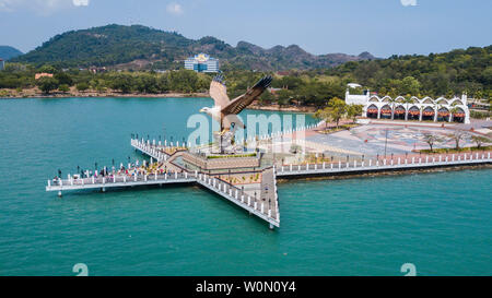 Eagle Square in Langkawi. Luftaufnahme von Eagle Square in der Nähe von Langkawi, Kuah Hafen. Diese riesige Statue ist das Symbol der Insel Langkawi, Malaysia Stockfoto