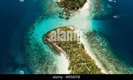 Blick von oben auf die kleine tropische Insel in den Philippinen. Insel Hopping Tour in Port Barton Stockfoto