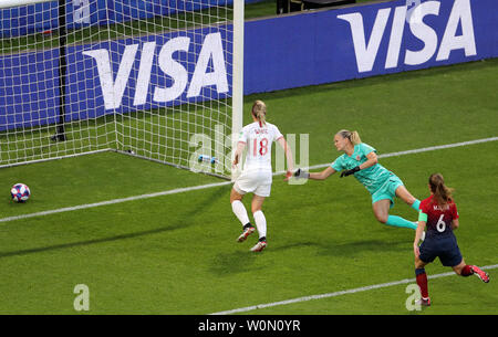 England's Ellen White Kerben ihre Seiten zweites Ziel des Spiels während der FIFA Frauen-WM-Viertelfinale in Stade Oceane, Le Havre, Frankreich. Stockfoto