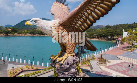 Eagle Square in Langkawi. Luftaufnahme von Eagle Square in der Nähe von Langkawi, Kuah Hafen. Diese riesige Statue ist das Symbol der Insel Langkawi, Malaysia Stockfoto