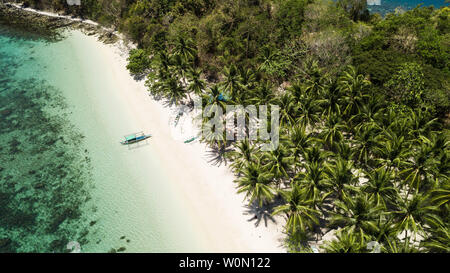 Blick von oben auf eine traditionelle philippinische Boot in einem tropischen Strand in Port Barton, Palawan, Philippinen Stockfoto