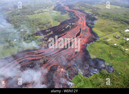 Helikopter Überflug der Vulkan Kilauea's Lower East Rift Zone am 19. Mai 2018, die Lavaströme, die sich aus der verlängerten Spalte 16-20 form Tv. Die Flussrichtung in dieses Bild ist vom oberen mittleren auf die linke untere. Eine moderate-Ausbruch Lava steigt entlang der nordöstlichen Ende der aktiven Spalte System. Als Ergebnis, vulkanisches Gas-Emissionen aus Spalte 20 verdreifacht, die sich in erhöhten zu den höheren Niveaus von Schwefeldioxid in der gesamten Region in Windrichtung von den Düsen. Foto von USGS/UPI Stockfoto