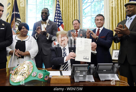 US-Präsident Donald Trump hält eine Unterzeichnung Executive Gewährung von Gnade für Boxer 'Jack Johnson' im Oval Office des Weißen Hauses am 24. Mai 2018 in Washington, DC. Foto von Olivier Douliery/UPI Stockfoto
