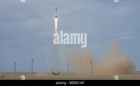 Die Sojus MS-09 Rakete ist mit Expedition 56 Sojus Commander Sergey Prokopyev von Roskosmos, Flugingenieur Serena Aunon-Chancellor der NASA, und Flugingenieur Alexander Gerst der ESA (European Space Agency), am 6. Juni 2018 gestartet, auf dem Kosmodrom Baikonur in Kasachstan. Prokopyev, Aunon-Chancellor und Gerst werden die nächsten sechs Monate Leben und Arbeiten an Bord der Internationalen Raumstation. NASA Foto von Joel Kowsky/UPI Stockfoto