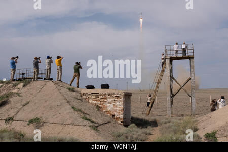 Die Sojus MS-09 Rakete ist mit Expedition 56 Sojus Commander Sergey Prokopyev von Roskosmos, Flugingenieur Serena Aunon-Chancellor der NASA, und Flugingenieur Alexander Gerst der ESA (European Space Agency), am 6. Juni 2018 gestartet, auf dem Kosmodrom Baikonur in Kasachstan. Prokopyev, Aunon-Chancellor und Gerst werden die nächsten sechs Monate Leben und Arbeiten an Bord der Internationalen Raumstation. NASA Foto von Joel Kowsky/UPI Stockfoto