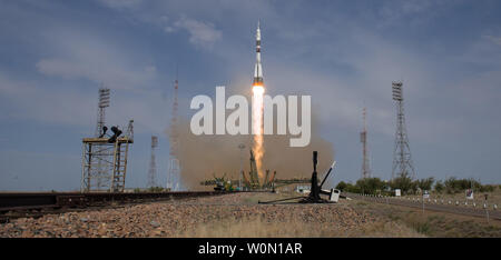 Die Sojus MS-09 Rakete ist mit Expedition 56 Sojus Commander Sergey Prokopyev von Roskosmos, Flugingenieur Serena Aunon-Chancellor der NASA, und Flugingenieur Alexander Gerst der ESA (European Space Agency), am 6. Juni 2018 gestartet, auf dem Kosmodrom Baikonur in Kasachstan. Prokopyev, Aunon-Chancellor und Gerst werden die nächsten sechs Monate Leben und Arbeiten an Bord der Internationalen Raumstation. NASA Foto von Joel Kowsky/UPI Stockfoto