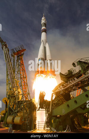 Die Sojus MS-09 Rakete ist mit Expedition 56 Sojus Commander Sergey Prokopyev von Roskosmos, Flugingenieur Serena Aunon-Chancellor der NASA, und Flugingenieur Alexander Gerst der ESA (European Space Agency), am 6. Juni 2018 gestartet, auf dem Kosmodrom Baikonur in Kasachstan. Prokopyev, Aunon-Chancellor und Gerst werden die nächsten sechs Monate Leben und Arbeiten an Bord der Internationalen Raumstation. NASA Foto von Joel Kowsky/UPI Stockfoto