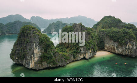 Luftaufnahme von Inseln in der Halong Bay, Vietnam Stockfoto
