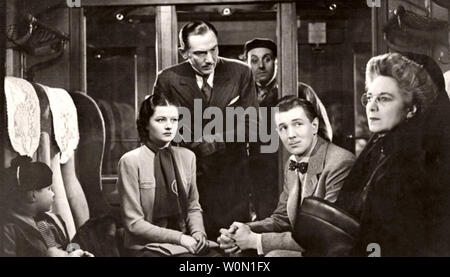 Die dame VERSCHWINDET 1938 United Artists Film mit Margaret Lockwood, Michael Redgrave sitzen links und rechts Stockfoto