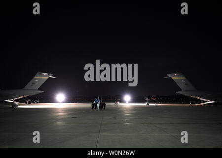Mitglieder der Vereinten Nationen Befehl Ehrengarde bewegen würdige Übertragung von Fällen aus einer C-17 Globemaster III zu einem anderen während einer Rückführung Zeremonie am Osan Flughafen, der Republik Korea, am 1. August 2018. Der UNC-Repatriiert 55 Fälle von PeopleÕs bleibt aus der Demokratischen Republik Korea. Foto von der SrA Kelsey Tucker/U.S. Luftwaffe/UPI Stockfoto